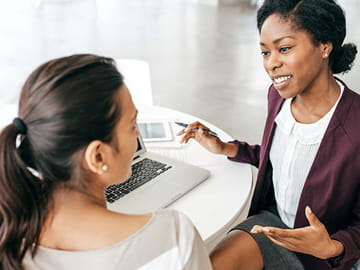 reunión de dos mujeres profesionales