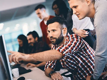 Grupo de millennials mirando una computadora