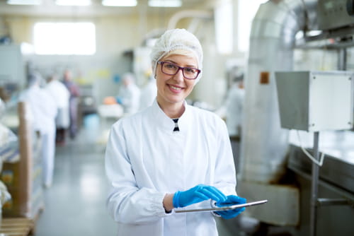 Academia de Manufactura Avanzada Mujer en un Laboratorio